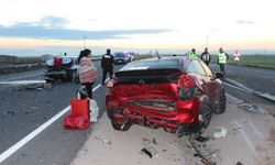 Kazayı görüp yardım etmek için duranların otomobiline başka araç çarptı: 1 ölü, 5 yaralı