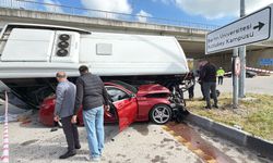 Öğrencileri taşıyan otobüs, otomobilin üzerine devrildi: 46 yaralı