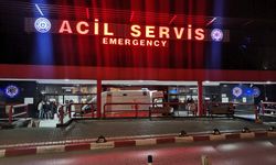 Parkta rastgele bıçak sallayan kişi, 2 yaşındaki Samet’i boğazından yaraladı