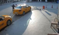 Satırla bir saatte 3 kişiyi yaraladı