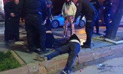 'Yan bakma' kavgası; 2 kardeş ile anneleri yaralandı