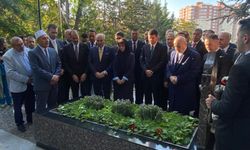 Bahçeli, Türkeş'in mezarını ziyaret etti