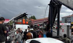 Damperi açık kalan kamyon üst geçide çarptı: 3 yaralı