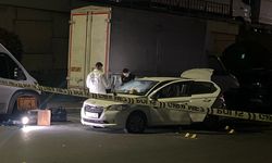 Küçükçekmece'de polisin 'dur' ihtarına uymayan şüpheliler kaçarken kaza yaptı: 1 polis yaralandı, 2 gözaltı