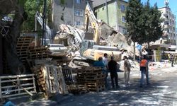 Küçükçekmece'de yıkımı yapılan bina çöktü; bitişiğindeki apartman tahliye edildi