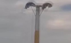 Lunaparkta arızalanan oyuncakta baş aşağı mahsur kaldılar