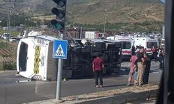 Mersin'de Rus öğrencileri taşıyan servis midibüsü devrildi: 17 yaralı