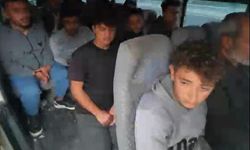 Otoyolda durdurulan minibüste 15 kaçak göçmen yakalandı