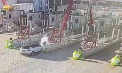 Otoyol gişelerine çarpan otomobildeki karı-kocayı ölüm ayırdı