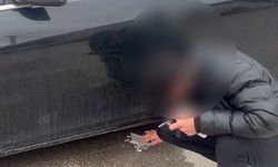 Sürücünün zabıtayı görünce attığı izmaritleri topladığı anlar kamerada