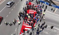 Yaya ölümlerine dikkat çekmek için halıdan 'yaya yolu' yaptı