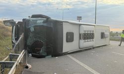 Yolcu otobüsü refüje çarpıp devrildi: 36 yaralı
