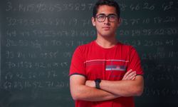22 dakikada Pi sayısının virgülden sonraki 5 bin basamağını ezbere okudu
