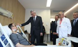 Bakan Memişoğlu'ndan yerli kalp-akciğer makinesiyle ameliyat olan hastaya ziyaret