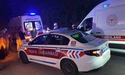 Düğün salonu önünde araçta sıkışan yaralılar kurtarılmaya çalışırken eğlence devam etti