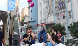 Ecrin, mucize kurtuluşun yaşandığı bina önünde pasta kesilip, balonlarla karşılandı