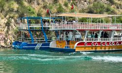 Halfeti’de arızalanıp sürüklenen tur teknesindeki 40 yolcuyu jandarma tahliye etti