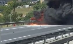 Küçükçekmece TEM Otoyolu'nda otomobil alev alev yandı; yol trafiğe kapatıldı