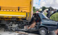Otomobil, park halindeki TIR'a çarptı; sürücü ile eşi öldü