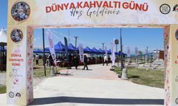 Van Gölü Sahili'nde 'Dünya Kahvaltı Günü' etkinliği