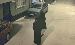 Çarşaf giyip, maymuncukla kapısını açtıkları evden altın ve para çaldılar