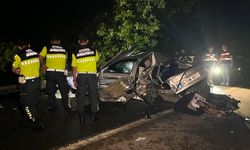 Arıza nedeniyle emniyet şeridinde duran otomobile TIR çarptı; 1 çocuk öldü, 3 yaralı