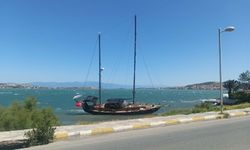 Ayvalık'da kuvvetli rüzgar; yelkenli tekne kıyıya vurdu