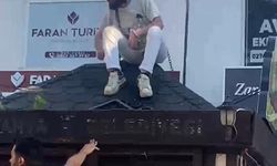 Büfesinin üzerine çıkıp kendini zincirledi