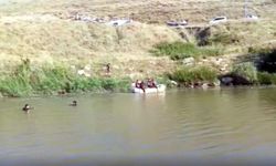 Çaya düşen kardeşlerden biri öldü, diğeri aranıyor