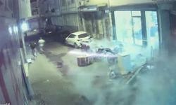 Fatih’te 4 katlı binadan kopan beton parçaları araçların üzerine düştü