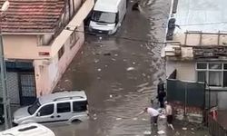 Kağıthane’de sağanak; ev ve iş yerlerini su bastı, araçlar sular altında kaldı