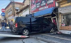 Minibüs, park halindeki 5 araca çarpıp çay ocağına daldı