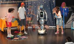 Yapay zeka destekli robot, çocuk tiyatrosunda sahneye çıktı