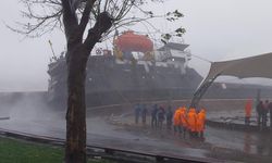 Karaya Oturan Gemi İkiye Bölündü