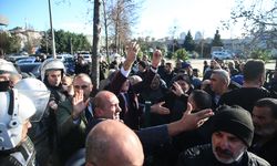 İstanbul'da Taksi Sahipleri UKOME Toplantısının Tapıldığı Tesisin Camlarını Kırdı