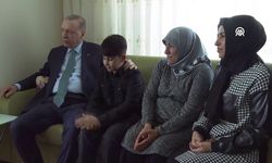 CB Erdoğan, Kahramanmaraş'ta Depremzede Aileyle Bir Araya Geldi