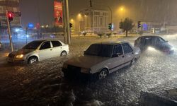  Antalya'da Şiddetli Yağış Hayatı Felç Etti!