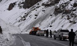 Hakkari-Çukurca Kara Yolu Çığ Nedeniyle Trafiğe Kapandı