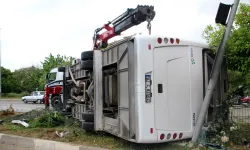 Antalya'da Servis Midibüsünün Devrildiği Kazada 19 Kişi Yaralandı