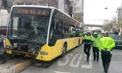 Beyoğlu'nda İETT Otobüsü Kaldırımda Yürüyenlere Çarptı: 2 Yaralı