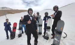 Ergan Dağı'nda Takım Elbise İle Snowboard