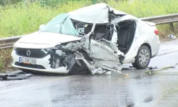 İstanbul’da Can Pazarı: Kamyonun Altında Kalan Otomobilde 2 Kişi Yaşamını Yitirdi