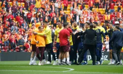 Derbi Öncesi Galatasaraylı Futbolcular Mert Hakan Yandaş'a Saldırdı