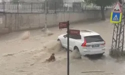 Ankara'da Sağanak Yağış Hayatı Felç Etti: Araçlar Yolda Kaldı!