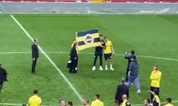 Fenerbahçeli Futbolcular RAMS Park'ın Ortasında Bayrak Açtı
