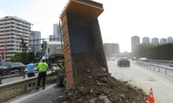 Ümraniye'de Damperi Açılan Kamyon Bariyerle Çıktı