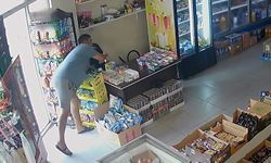 Adana'da Müşteri Gibi Girdiği Marketin Kasasını Boşaltıp Kaçtı!