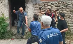 Çöp Evini Temizlemeye Gelen Ekibe İzin Vermedi, İkna Etmek İsteyen Polisi Bıçakladı