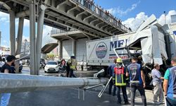 Beylikdüzü'nde Kontrolden Çıkan TIR, Köprünün Ayağına Çarptı