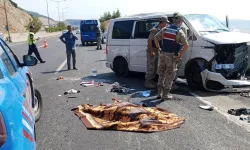 Gaziantep'te Lastiği Patlayan Minibüs, Bariyerlere Çarpıp Takla Attı: 1 Ölü, 8 Yaralı